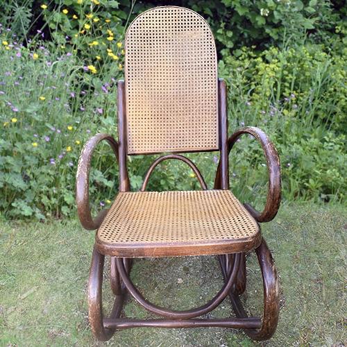 prachtige schommelstoel naar thonet