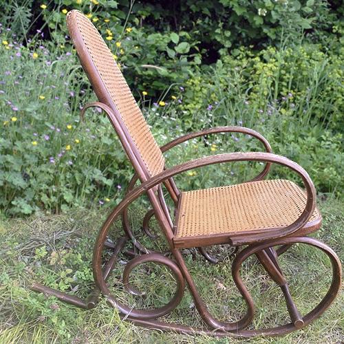 prachtige schommelstoel naar thonet